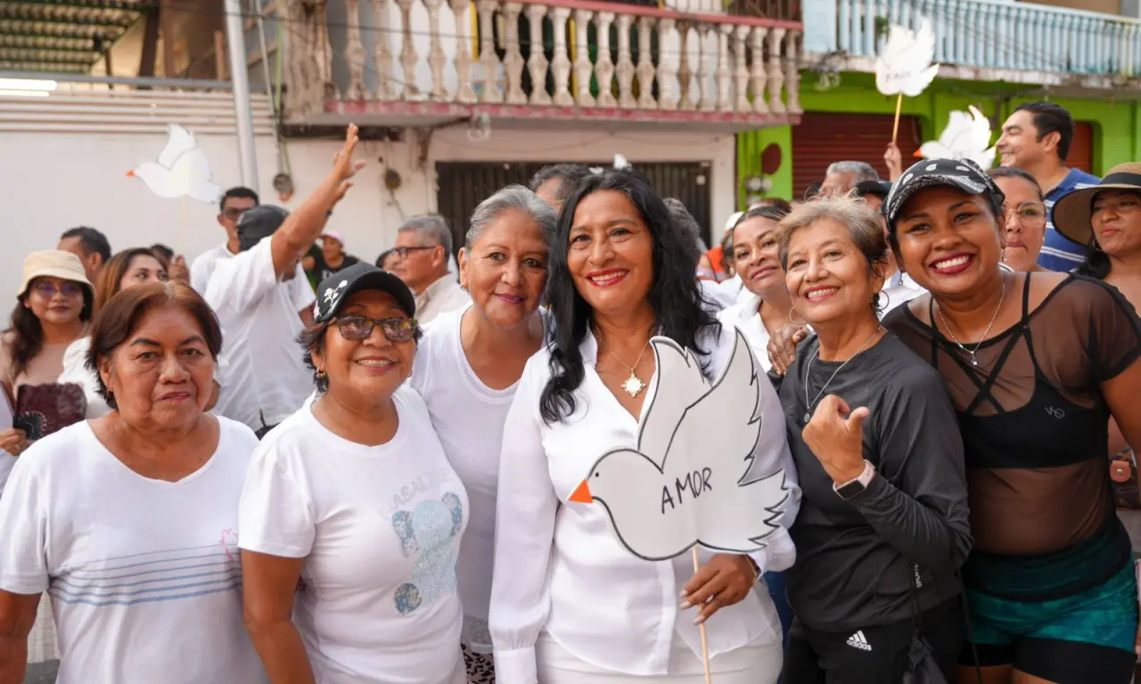  Abelina López asegura que “el pueblo” le regaló un collar de más de 200 mil pesos 