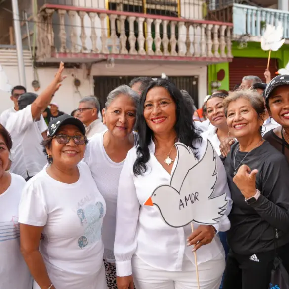 Abelina López asegura que "el pueblo" le regaló un collar de más de 200 mil pesos Abelina López asegura que "el pueblo" le regaló un collar de más de 200 mil pesos