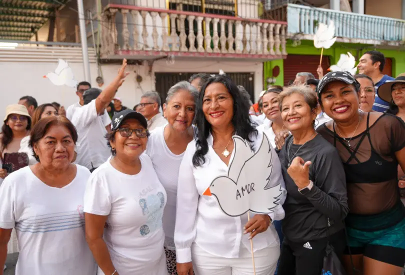 Abelina López asegura que "el pueblo" le regaló un collar de más de 200 mil pesos Abelina López asegura que "el pueblo" le regaló un collar de más de 200 mil pesos