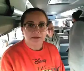 Estamos desesperados: pasajeros cumplen 24 horas atrapados y sin comida por bloqueos de agricultores en Michoacán