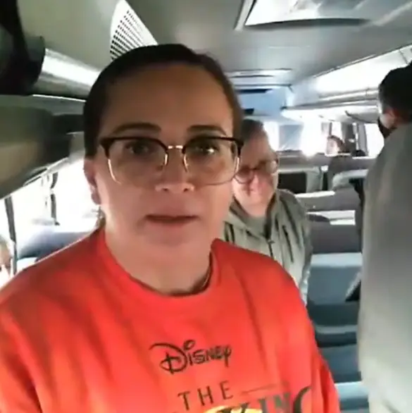 Estamos desesperados: pasajeros cumplen 24 horas atrapados y sin comida por bloqueos de agricultores en Michoacán Estamos desesperados: pasajeros cumplen 24 horas atrapados y sin comida por bloqueos de agricultores en Michoacán