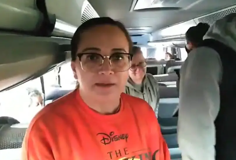 Pasajeros cumplen 24 horas atrapados por bloqueos en Michoac&aacute;n