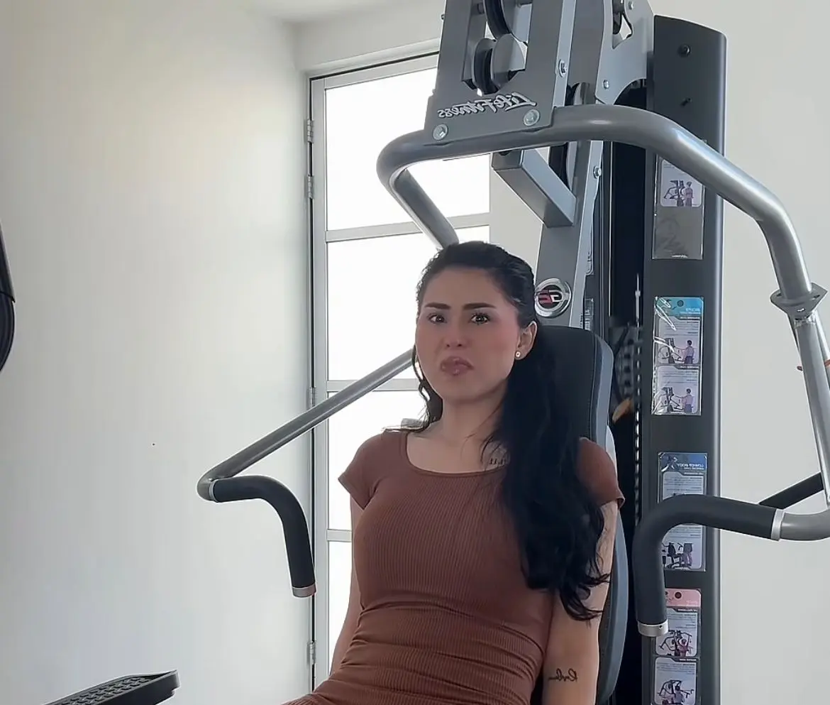 Adem&aacute;s, adapt&oacute; otra de las habitaciones para convertirla en su gimnasio.