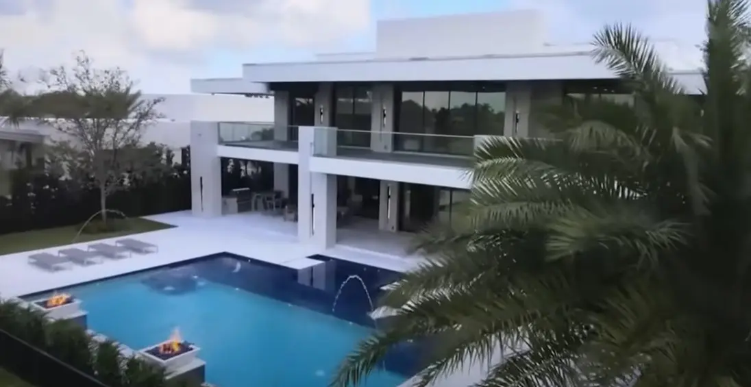 La casa tiene un espacioso jard&iacute;n y cuenta con alberca.
