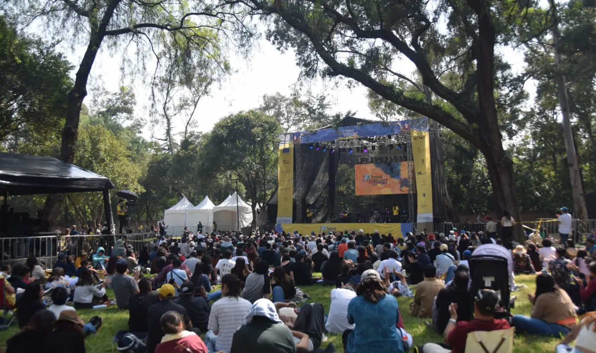 Es común ver niños jugando entre los jardines, grupos de amigos disfrutando del sol y adultos mayores relajándose mientras escuchan solos de saxofón o trompeta. Facebook.
