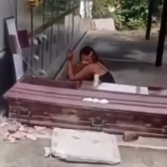 “Usted no puede hacer eso”: Captan a mujer “platicando” y bebiendo con su esposo tras sacarlo de su tumba “Usted no puede hacer eso”: Captan a mujer “platicando” y bebiendo con su esposo tras sacarlo de su tumba
