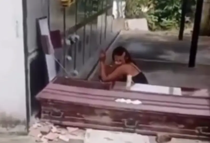 La mujer llevó consigo agua, jabón, rasuradora, ropa nueva y perfume, afirmando que su intención era asear el cuerpo, cambiarlo de vestimenta y acompañarlo “un rato”. La mujer llevó consigo agua, jabón, rasuradora, ropa nueva y perfume, afirmando que su intención era asear el cuerpo, cambiarlo de vestimenta y acompañarlo “un rato”.