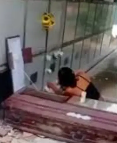 Tras el aviso del sepulturero, las autoridades locales acudieron al lugar y trasladaron a la mujer a un centro médico- Captura de pantalla.