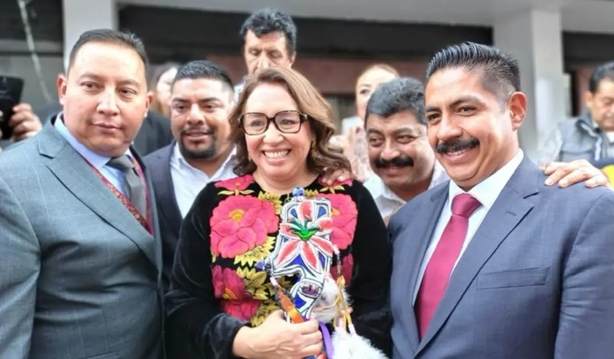 Misael Fragoso (izquierda) y Guillermo Fragoso (derecha) junto a la presidenta municipal de Ecatepec, Azucena Cisneros.  FB: Misael Fragoso,