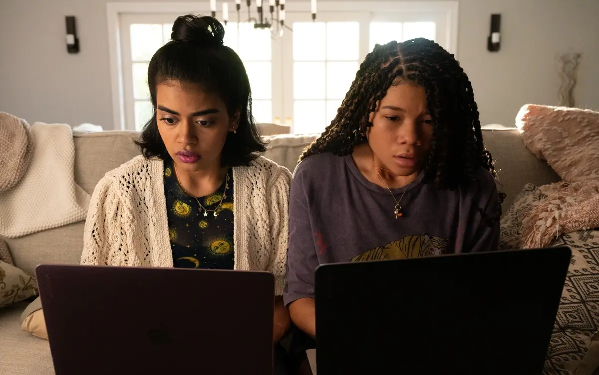 Desconectada (2 de noviembre de 2025). Cuando la madre de June y su nuevo novio no regresan de un viaje a Colombia, la adolescente experta en tecnología comienza su propia investigación en internet.