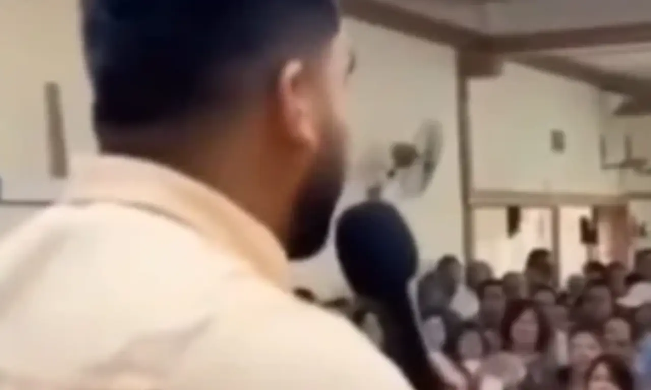  “[Adquiere] uno para ti y uno para tu esposa, y no te preocupes, que de este culto saldrá la ofrenda”, expresó el pastor. 