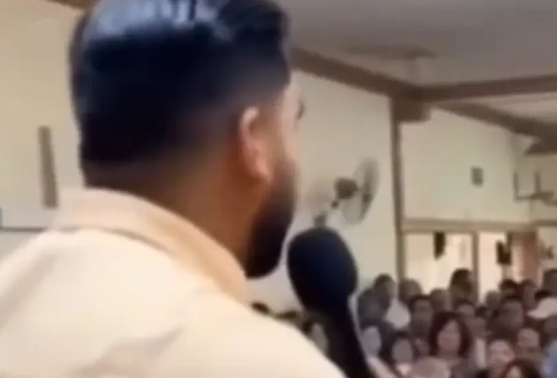 "[Adquiere] uno para ti y uno para tu esposa, y no te preocupes, que de este culto saldrá la ofrenda", expresó el pastor.