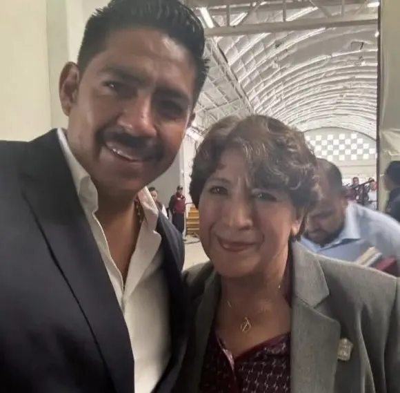 Guillermo Fragoso con la gobernadora del Estado de México, Delfina Gómez.  Redes sociales.