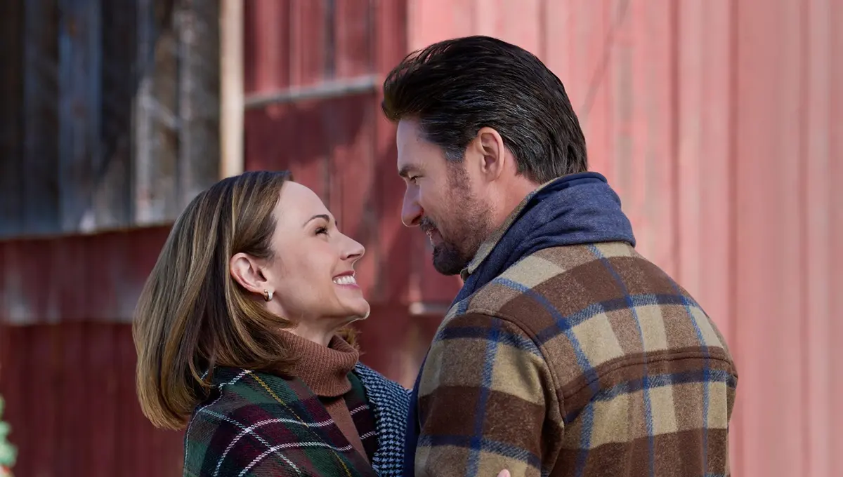 Nuestra historia de Navidad (1 de noviembre de 2025). Cuando su hija y su novio los visitan por las fiestas, una pareja recuerda cómo ambos, sin saberlo, se enamoraron de su mayor rival.