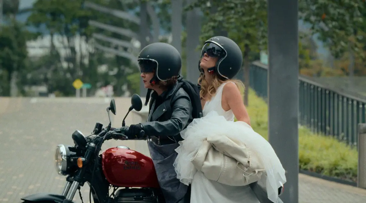 Simplemente Alicia (5 de noviembre). Dividida entre dos amores, Alicia se casa con un exsacerdote a escondidas de su esposo, un escritor famoso. ¿Hasta cuándo podrá manejar su doble vida?