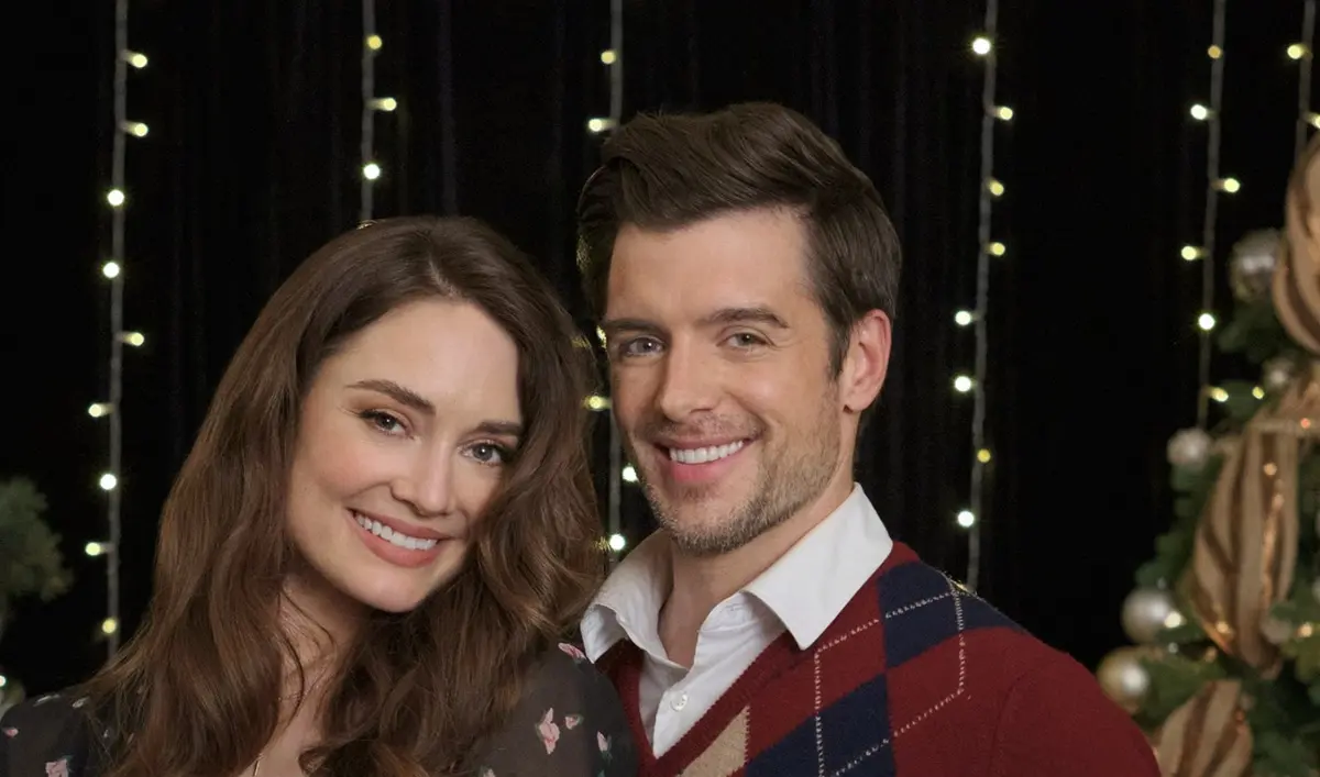 Todo lo que necesito para Navidad (1 de noviembre de 2025). Durante la Navidad, una música que lucha por adaptarse al mundo digital conoce a un empresario tecnológico cuyo trabajo detesta.