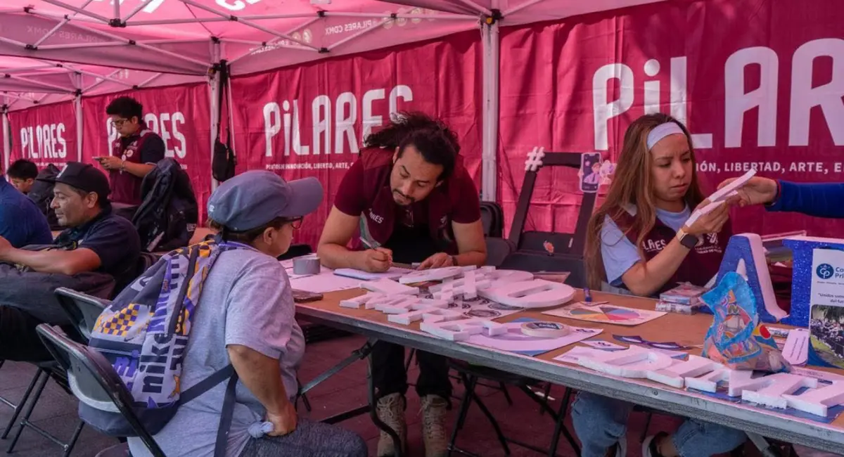 El propósito del Zócalo de las Ciencias es "acercar el conocimiento y fomentar el intercambio de saberes, integrando la ciencia en la vida cotidiana". Facebook.
