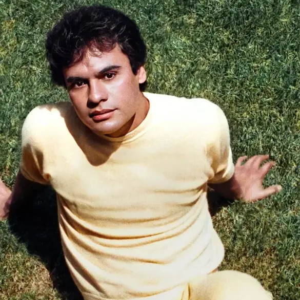 Serie de Juan Gabriel en Netflix revela quién abusó de él cuando era joven Serie de Juan Gabriel en Netflix revela quién abusó de él cuando era joven