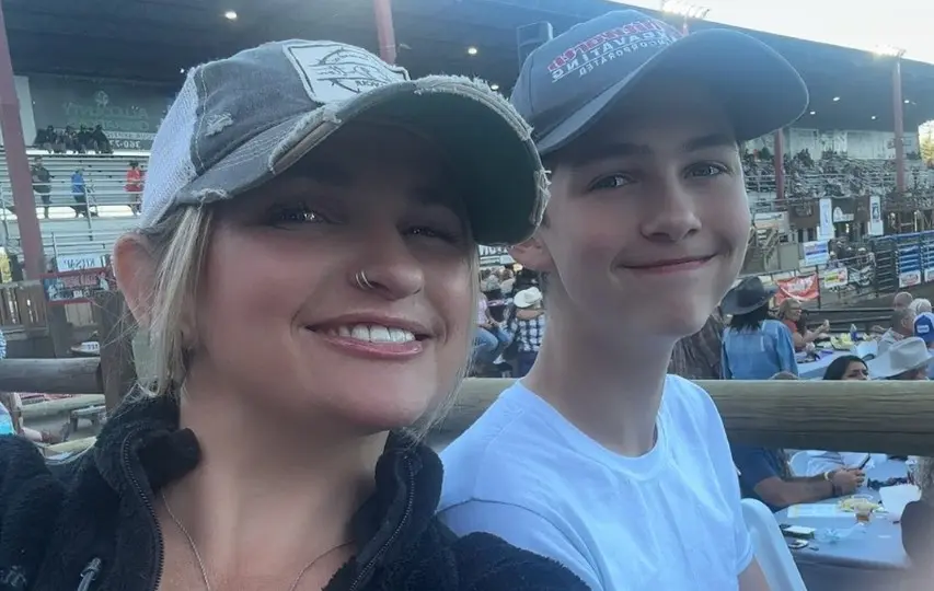 Actualmente tiene 41 años y está dedicada a su familia.