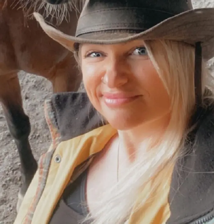 Su carrera en la actuación no prosperó y la dejó para ser cantante.