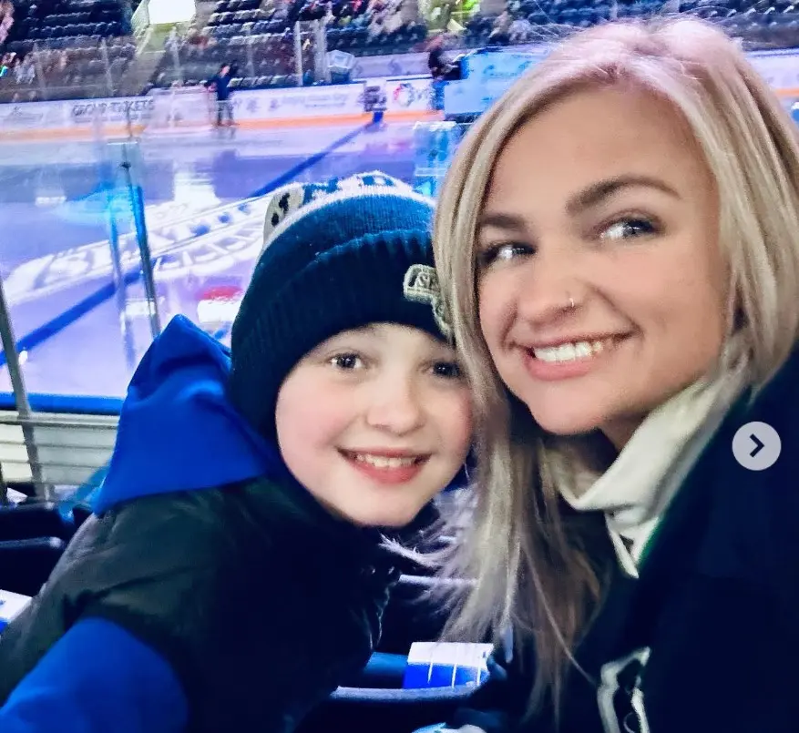 La joven formó la banda Ivyann Sugar & The Spice. En el 2000 lanzó su primer álbum llamado 'Daisies'.