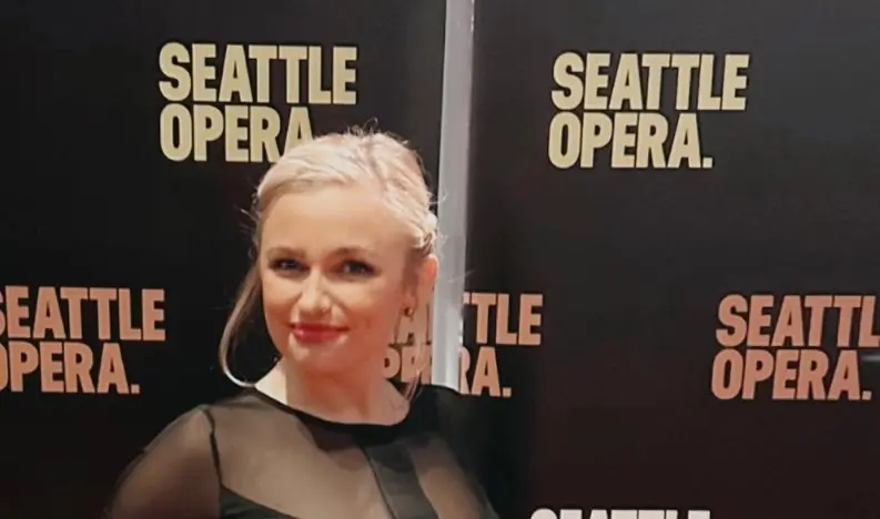 Según lo que muestra en su perfil de la red social, tiene un hijo y un perro dóberman. Constantemente comparte fotos de su familia y de su amor por los caballos.<br>