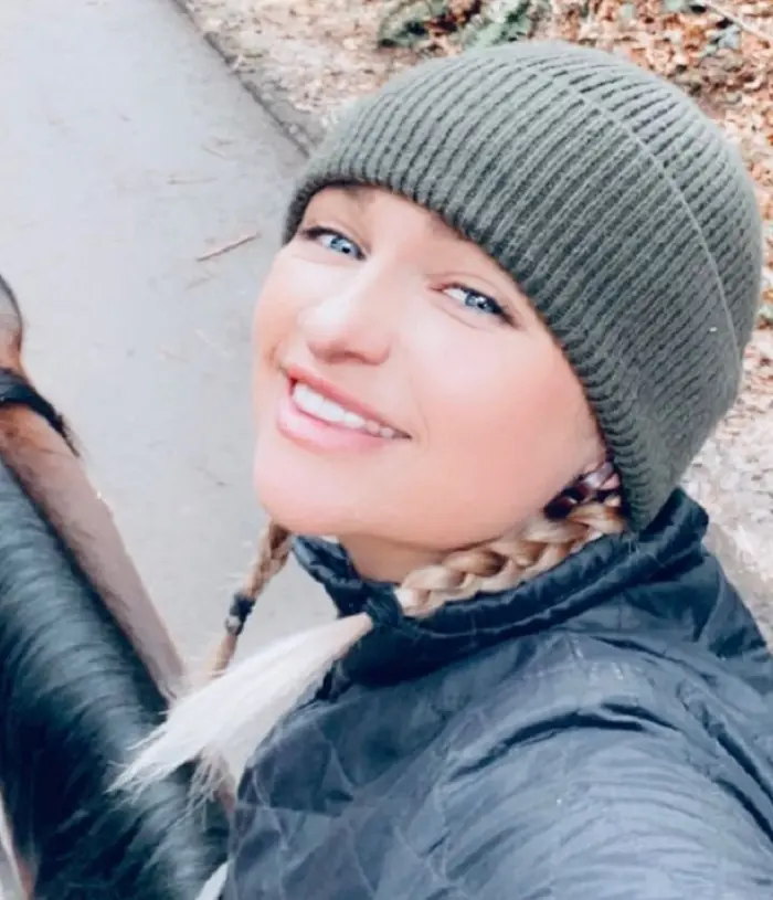 También fue invitada a cantar el Himno Nacional de los Estados Unidos en un juego de local del equipo de baloncesto Seattle SuperSonics.