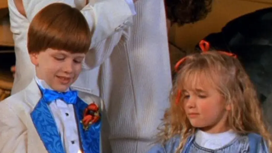 La cosa se complica cuando el papá de Junior se enamora de una enfermera llamada Annie Young, quien es la mamá de Trixie.