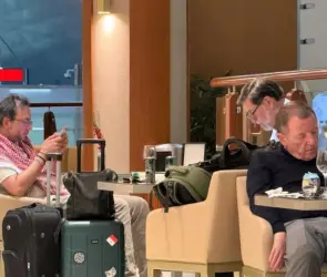 Noroña vuelve a romper la austeridad; es captado en lujosa sala VIP de Dubái