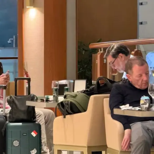 Noroña vuelve a romper la austeridad; es captado en lujosa sala VIP de Dubái Noroña vuelve a romper la austeridad; es captado en lujosa sala VIP de Dubái