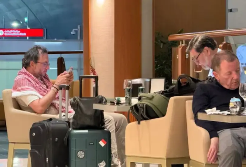 Su viaje a Palestina y paso por Emiratos Árabes reavivaron las críticas por derroche. Su viaje a Palestina y paso por Emiratos Árabes reavivaron las críticas por derroche.