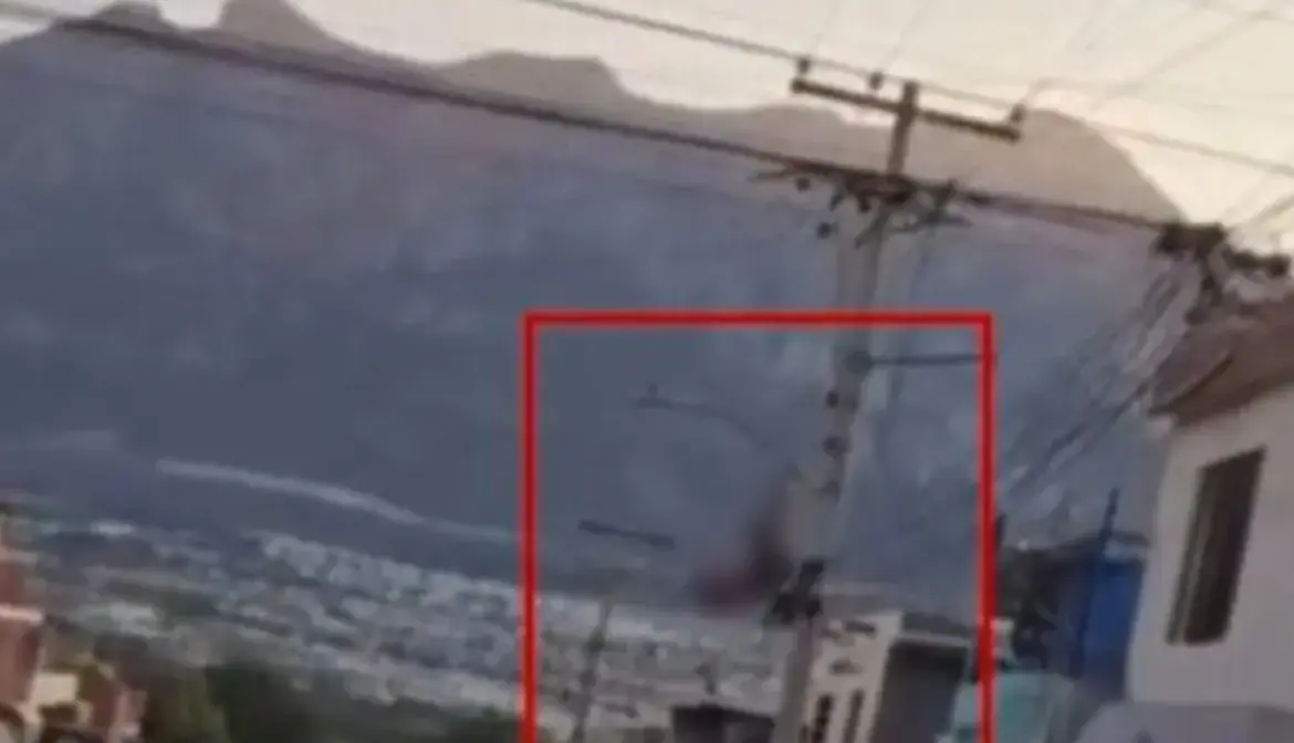 hombre logró sobrevivir tras sufrir una descarga eléctrica y caer de ocho metros de altura. Captura de pantalla