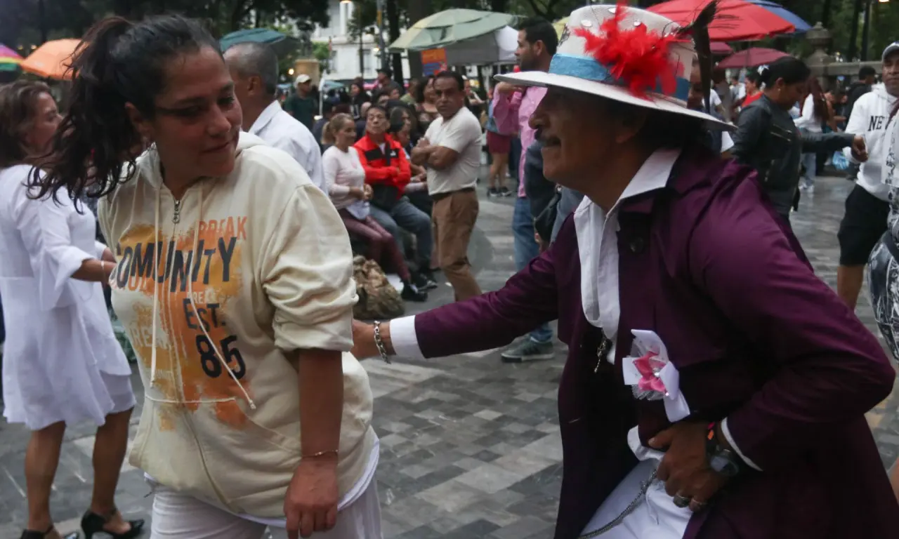  El Gran Baile inicia a mediodía, por lo que se recomienda llegar con tiempo, llevar protección solar y calzado cómodo con suela adecuada para girar y deslizarse en la pista 