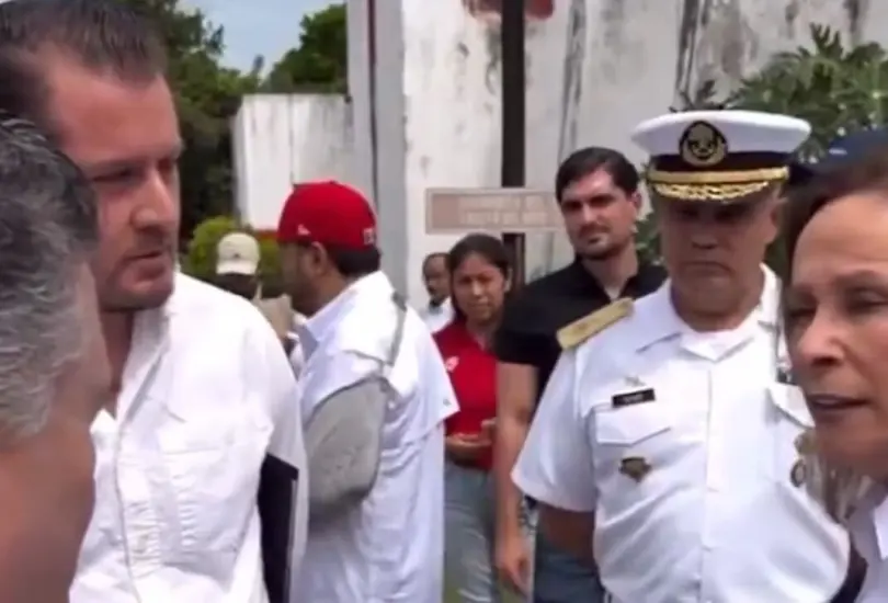Rocío Nahle protagonizó un incómodo momento al regañar a secretario de Turismo durante acto oficial en Veracruz. Rocío Nahle protagonizó un incómodo momento al regañar a secretario de Turismo durante acto oficial en Veracruz.