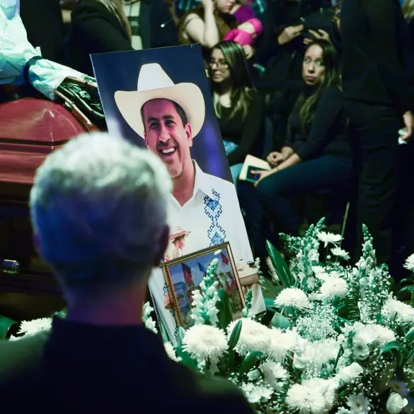 "Carlos Manzo vive": Cientos de personas dan último adiós al alcalde de Uruapan