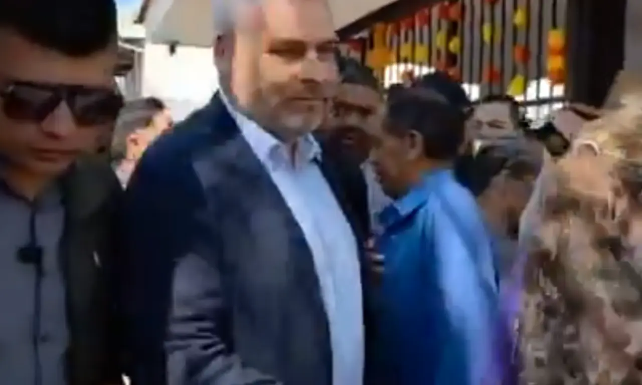  En cuanto el gobernador se acercó al acceso principal, los pobladores comenzaron a increparlo con reclamos directos. 