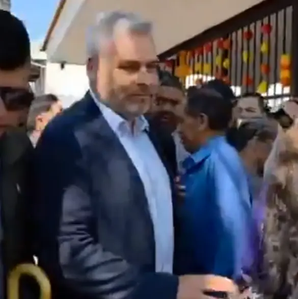 "¡Asesino!": Con gritos e insultos corren al Gobernador de Michoacán de funeral de Carlos Manzo