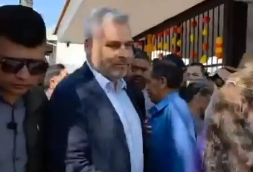 En cuanto el gobernador se acercó al acceso principal, los pobladores comenzaron a increparlo con reclamos directos.