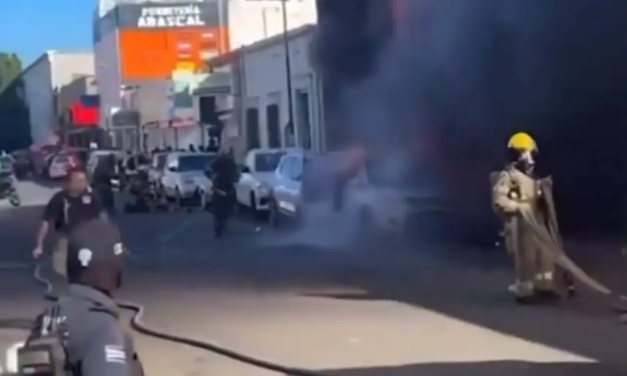  “Yo agarré el extintor y se lo di al paquetero para que le ayudara al señor, porque yo no podía estar viéndolo que se estaba quemando. No, no pude”, narró la testigo. 