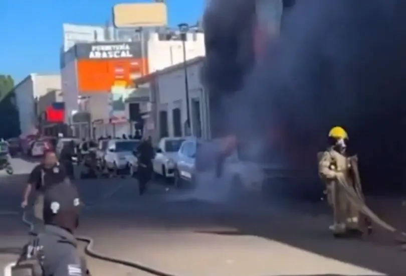 "Yo agarré el extintor y se lo di al paquetero para que le ayudara al señor, porque yo no podía estar viéndolo que se estaba quemando. No, no pude", narró la testigo.