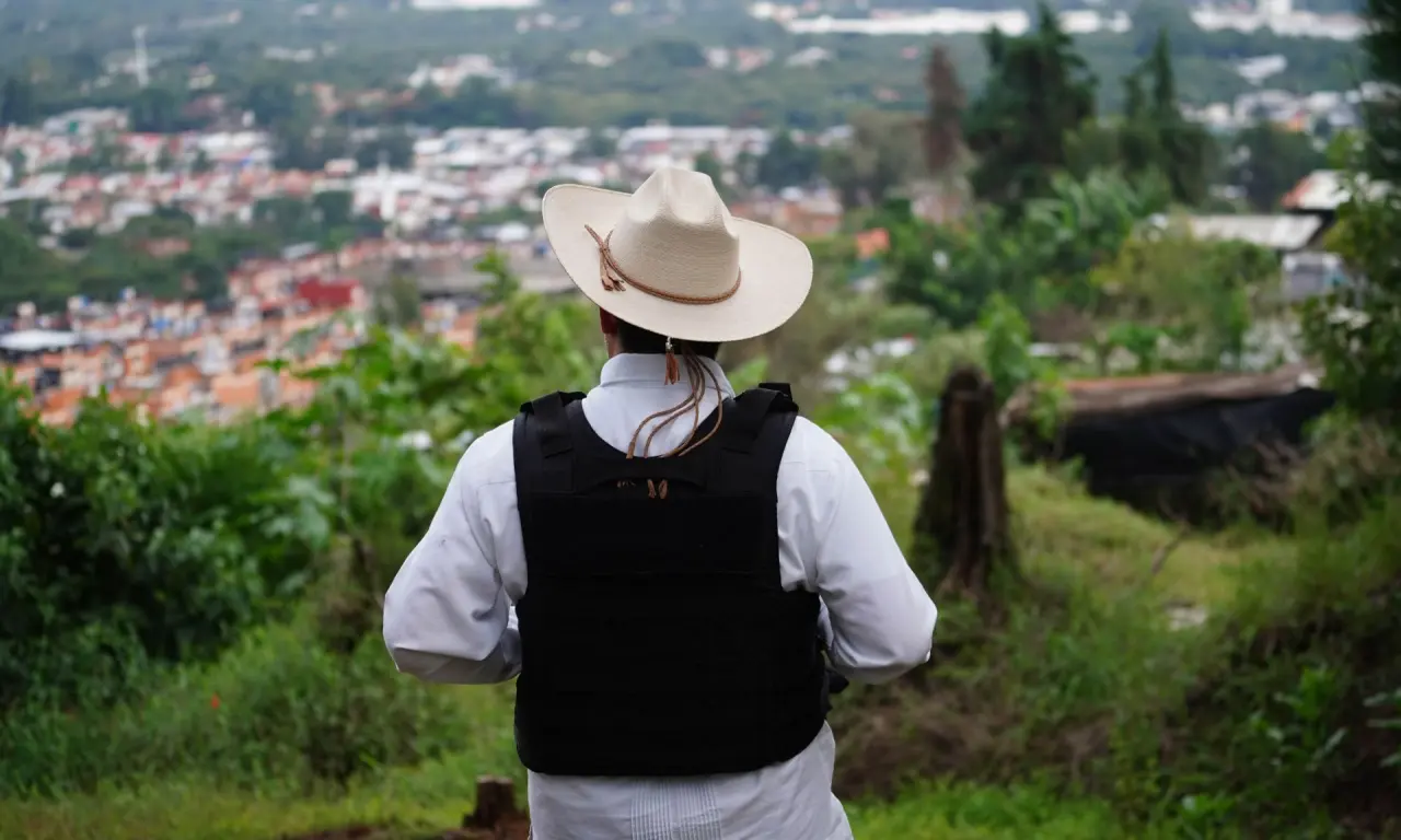  La figura de Carlos Manzo simboliza, para muchos, una apuesta por gobernar desde la integridad, sin pactos con el crimen, aún en un entorno dominado por él. 