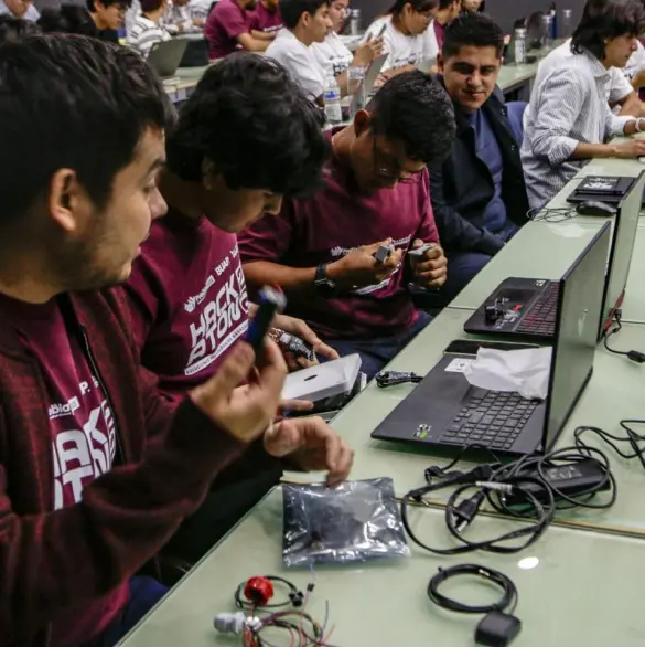 Hackatón 2025: La iniciativa del gobierno de Puebla para optimizar alumbrado y bacheo