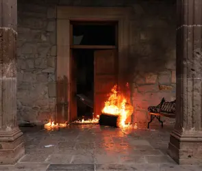 El asesinato de Carlos Manzo desata indignación y disturbios en Michoacán: hay 8 detenidos