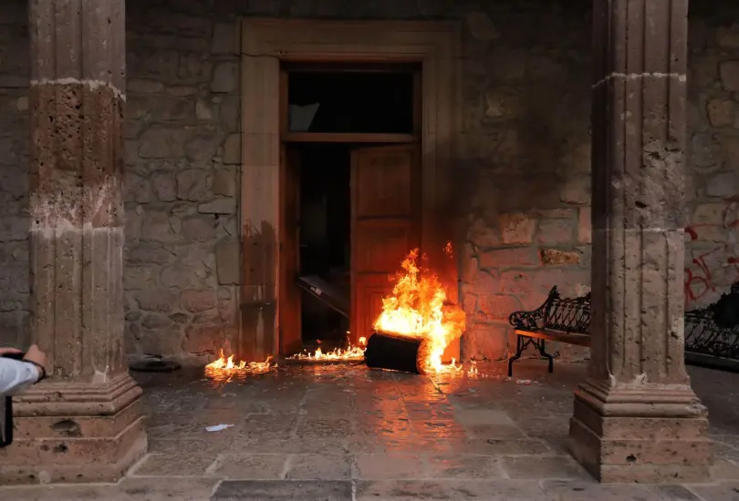 8 detenidos por disturbios tras el asesinato de Carlos Manzo 8 detenidos por disturbios tras el asesinato de Carlos Manzo