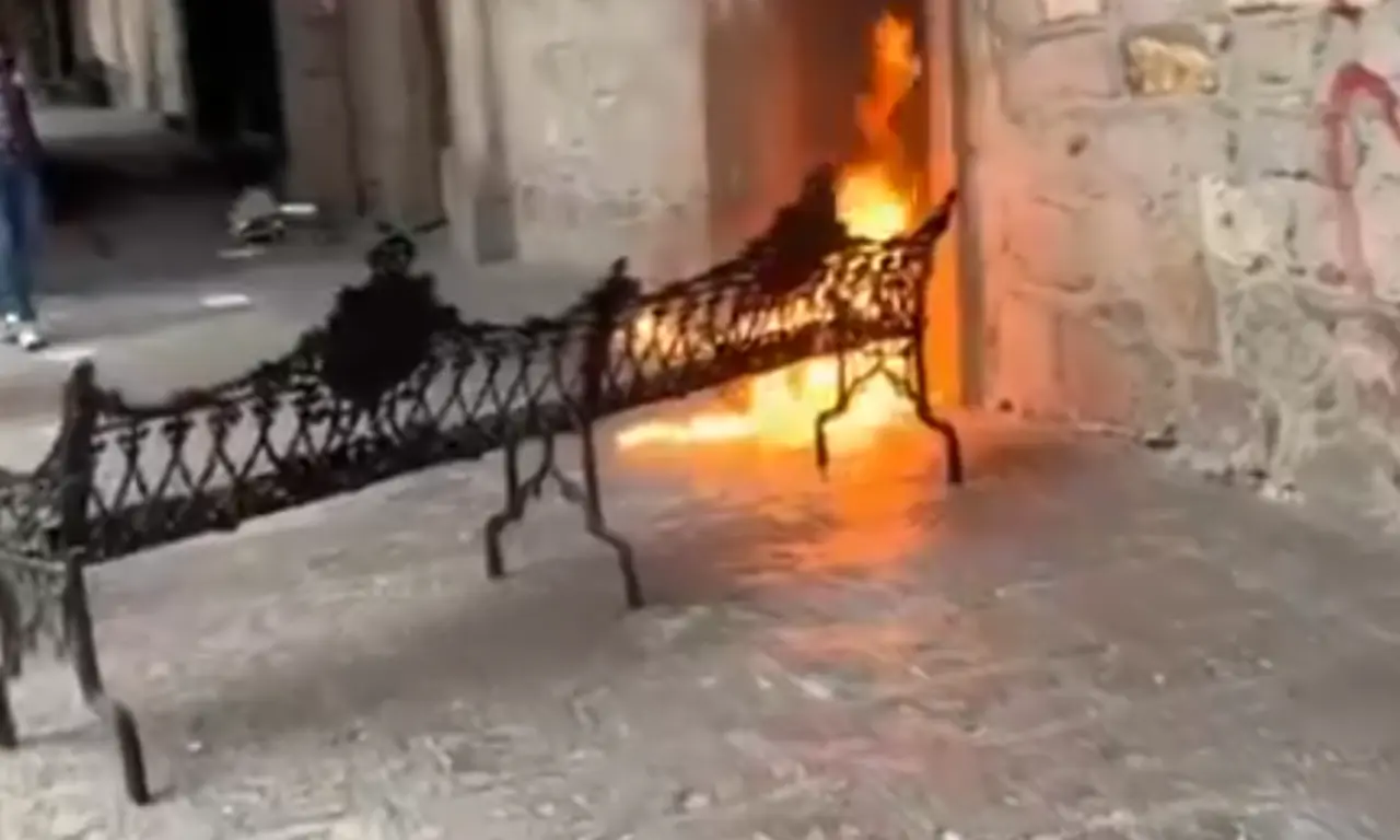  Un grupo de manifestantes irrumpió en el Palacio; se acusó a los elementos de seguridad que arribaron de uso excesivo de la fuerza. 