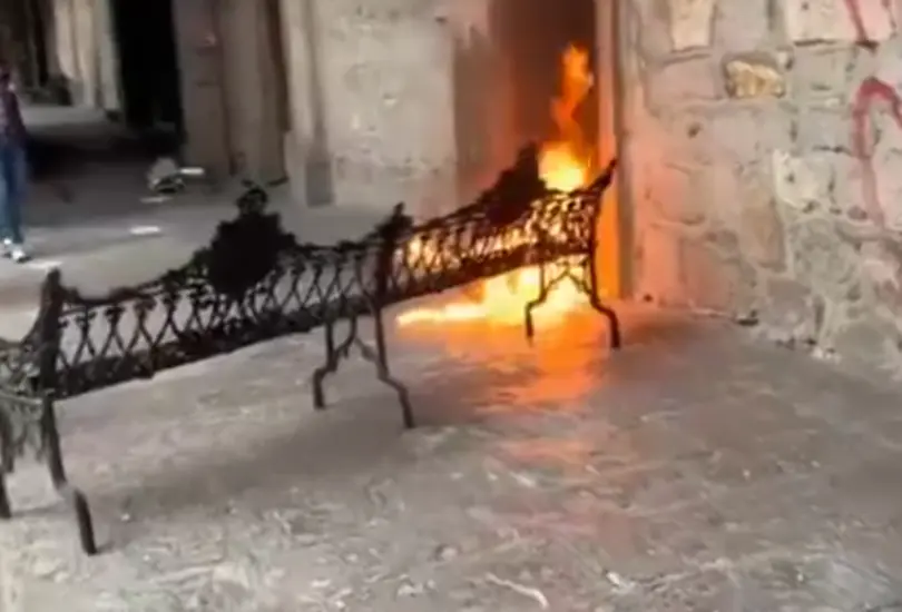 Un grupo de manifestantes irrumpió en el Palacio; se acusó a los elementos de seguridad que arribaron de uso excesivo de la fuerza.