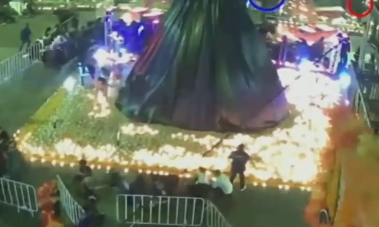  El video capta el momento exacto en que el atacante se acerca a Carlos Manzo y acciona su arma, realizando al menos siete disparos. 