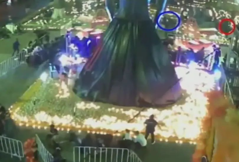 El video capta el momento exacto en que el atacante se acerca a Carlos Manzo y acciona su arma, realizando al menos siete disparos.