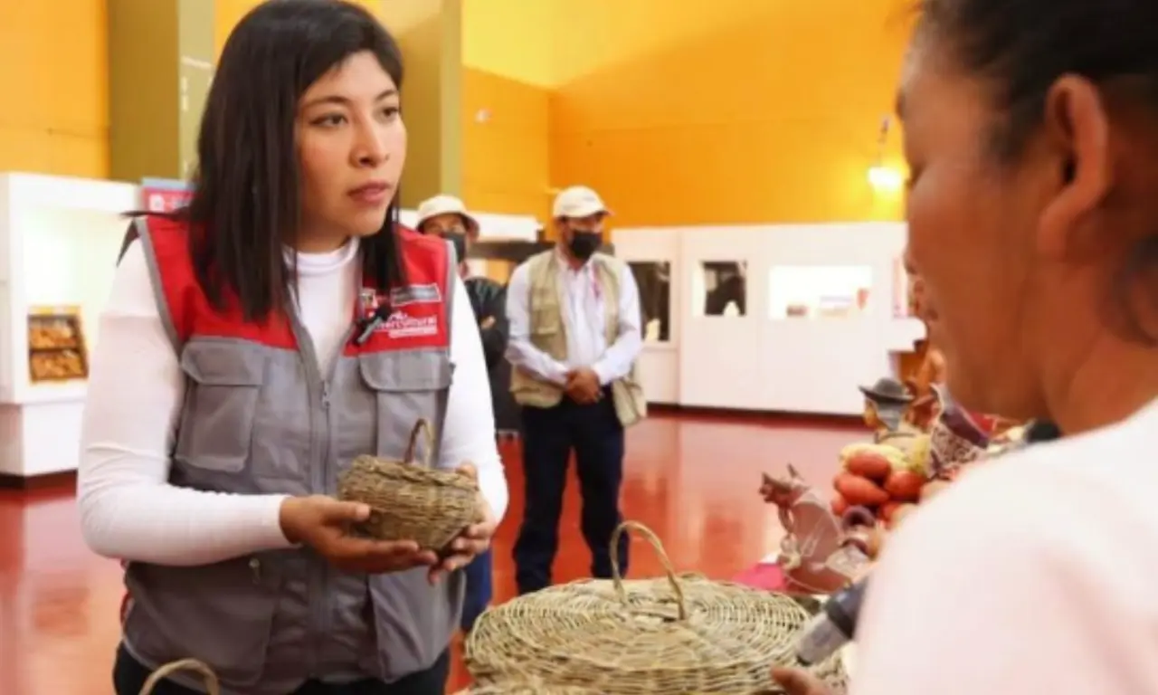  La exfuncionaria, de 36 años, continúa bajo resguardo diplomático en Lima, mientras el gobierno de Perú exige su entrega y México reafirma su compromiso con el derecho de asilo. 