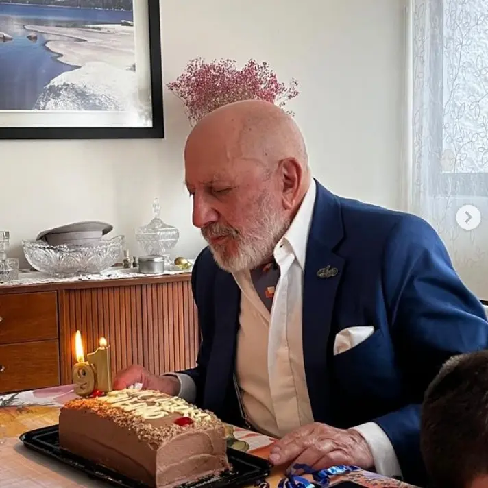 Es un escritor y actor mexicano recordado por telenovelas como 'Velo de novia' y 'Destilando amor'. Estuvo casado con la actriz Evita Muñoz hasta que ella falleció en 2016.